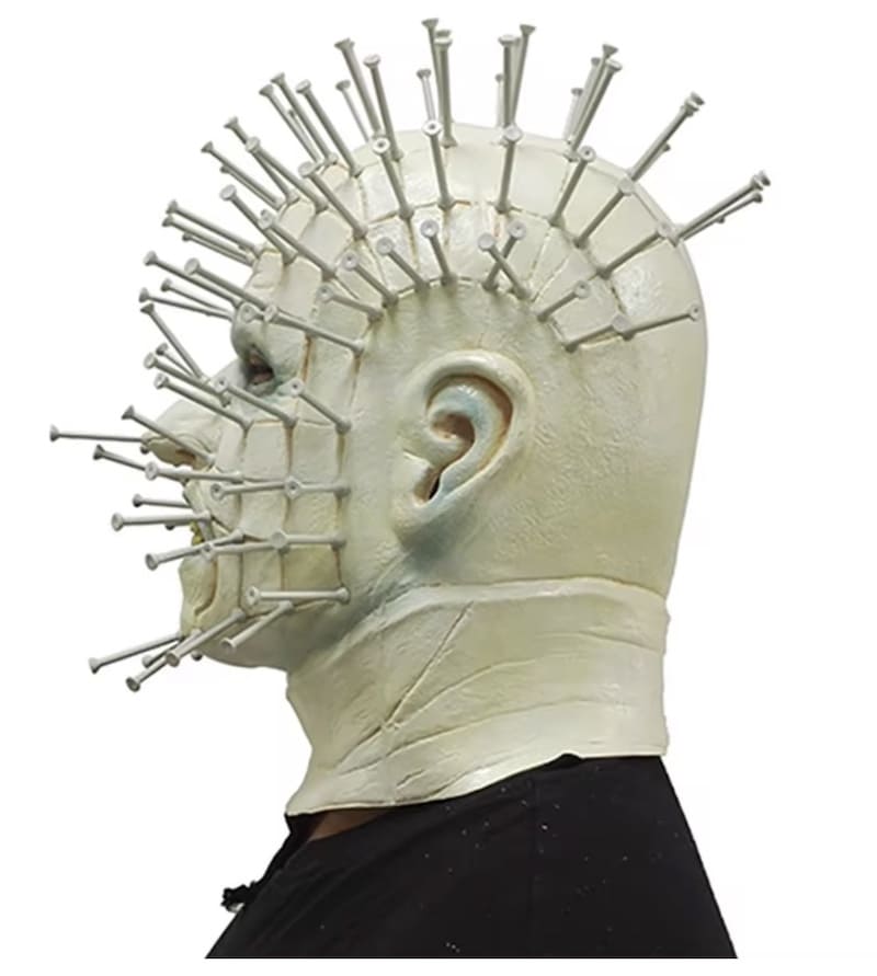 Pinhead mask hellraiser na may mga kuko sa ulo sa mukha