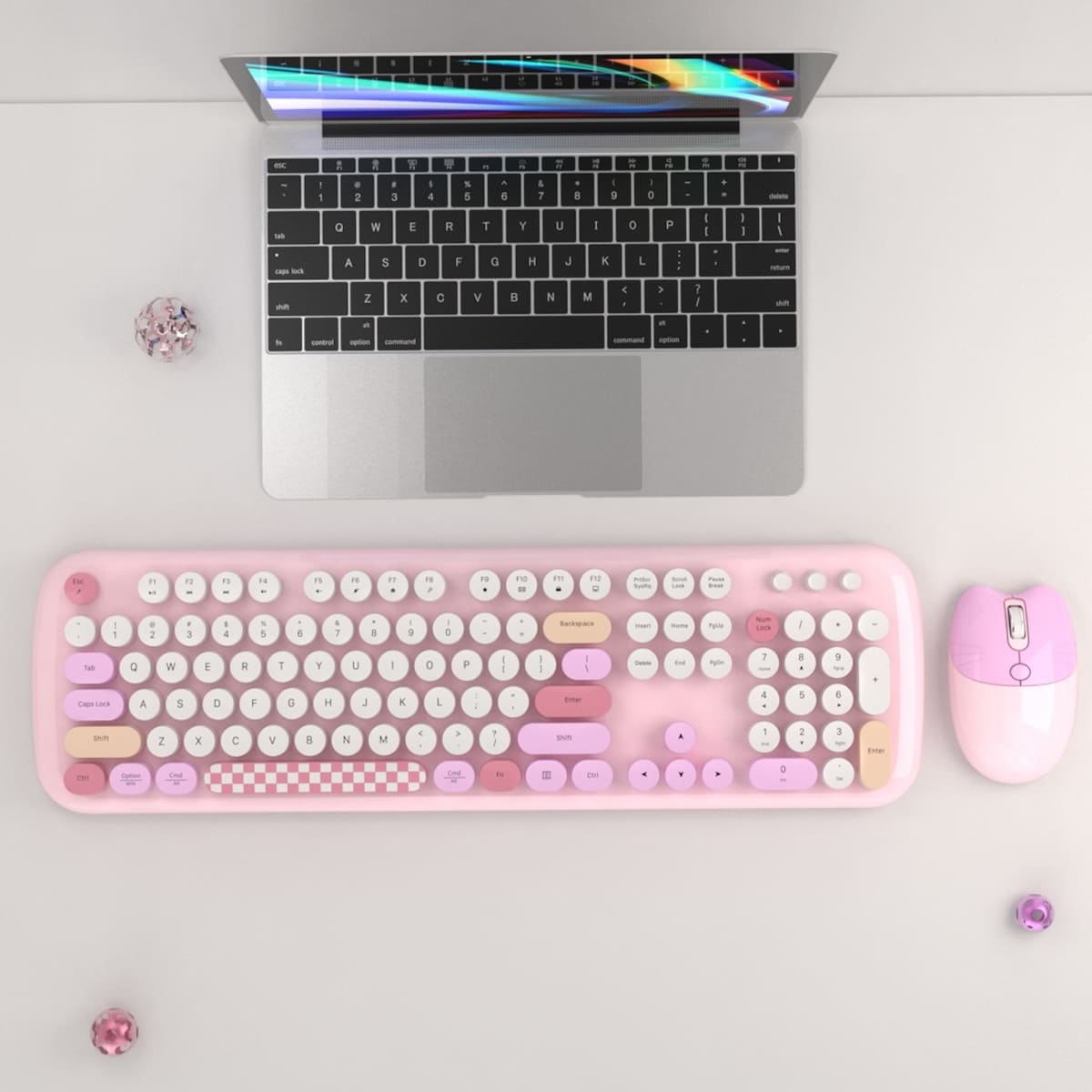 pink na usong modernong wireless na keyboard at mouse