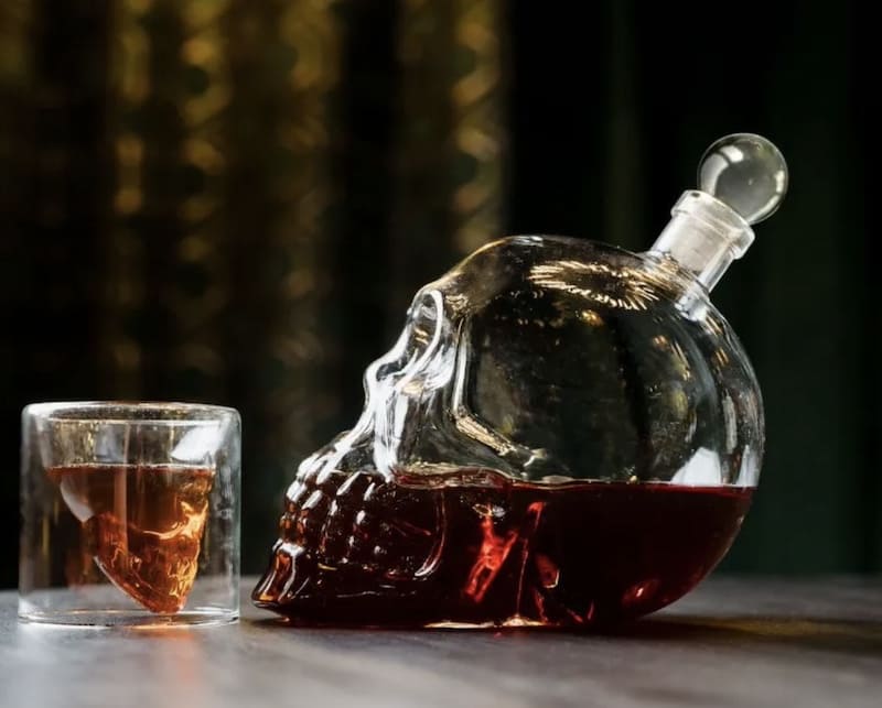 luxury decanter na may skull glasses